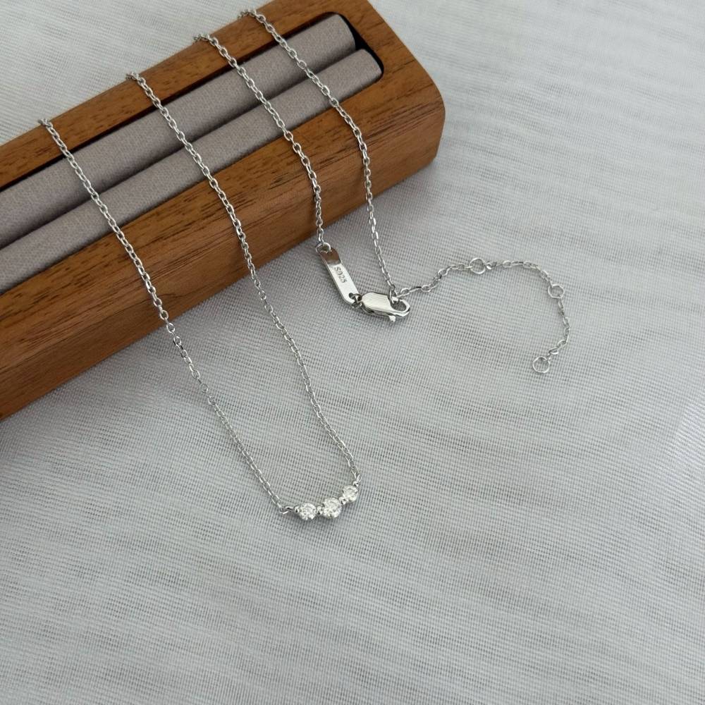 Light Luxury 925 Moissanite Necklace with Curved Bridal Choker