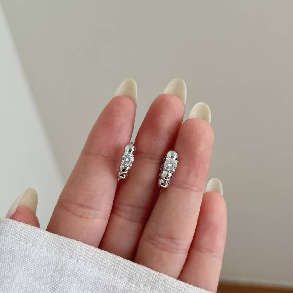 Explore 925 Silver Moissanite Earrings' Elegance