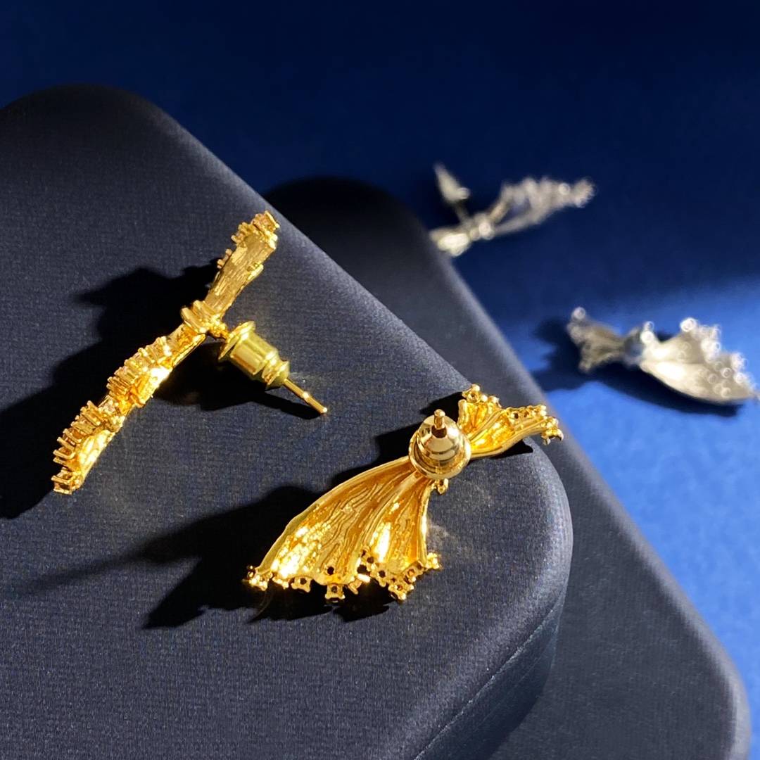 Lonceen Ribbed Ruffle Zircon Stud Earrings