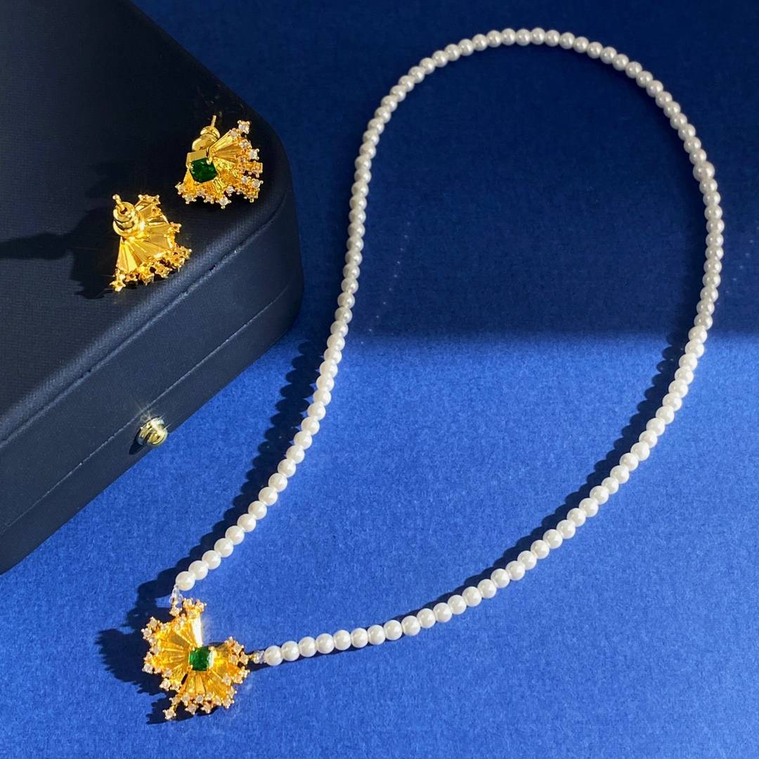 Lonceen Ribbed Zircon & Shell Pearl Necklace (18K Gold Plated)