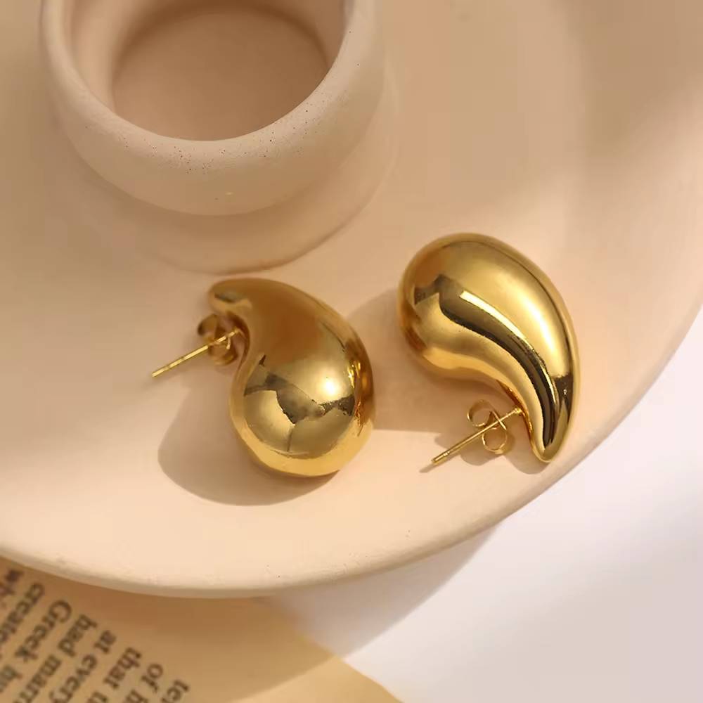 Gold drop-shaped 18k gold-plated fashion jewelry earrings with a non-oxidizable gold design