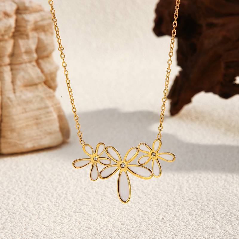 Luxury Stainless Steel Floral Pendant Necklace For Women