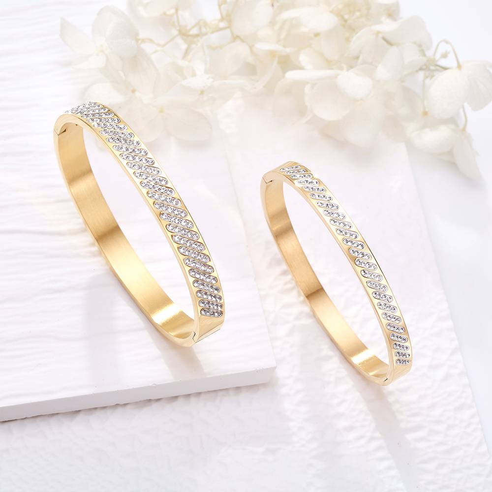 Entdecken Sie exquisite dreifarbige Kristallarmbänder.