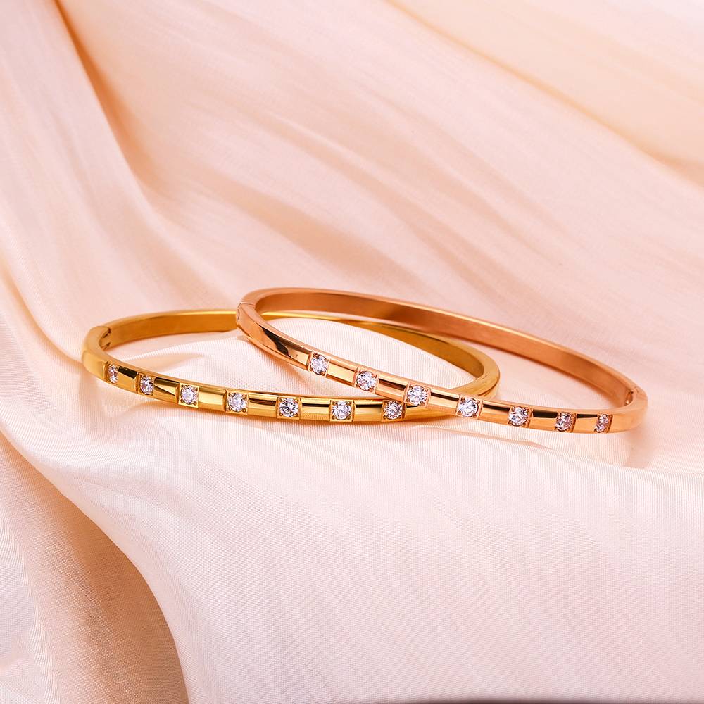 Handgefertigte Eleganz: Ein luxuriöses dreiteiliges Armbandset
