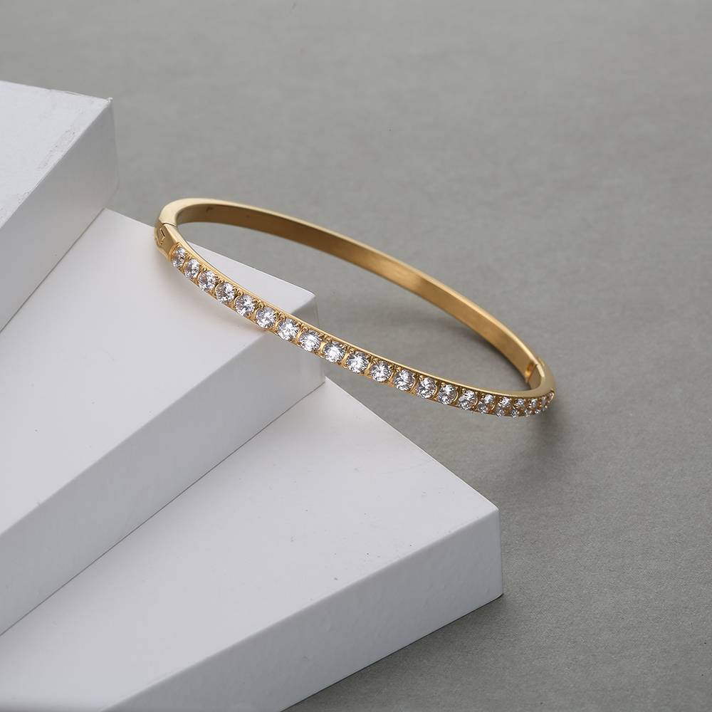 Entdecken Sie elegante, diamantbesetzte Armbänder für jeden Anlass.