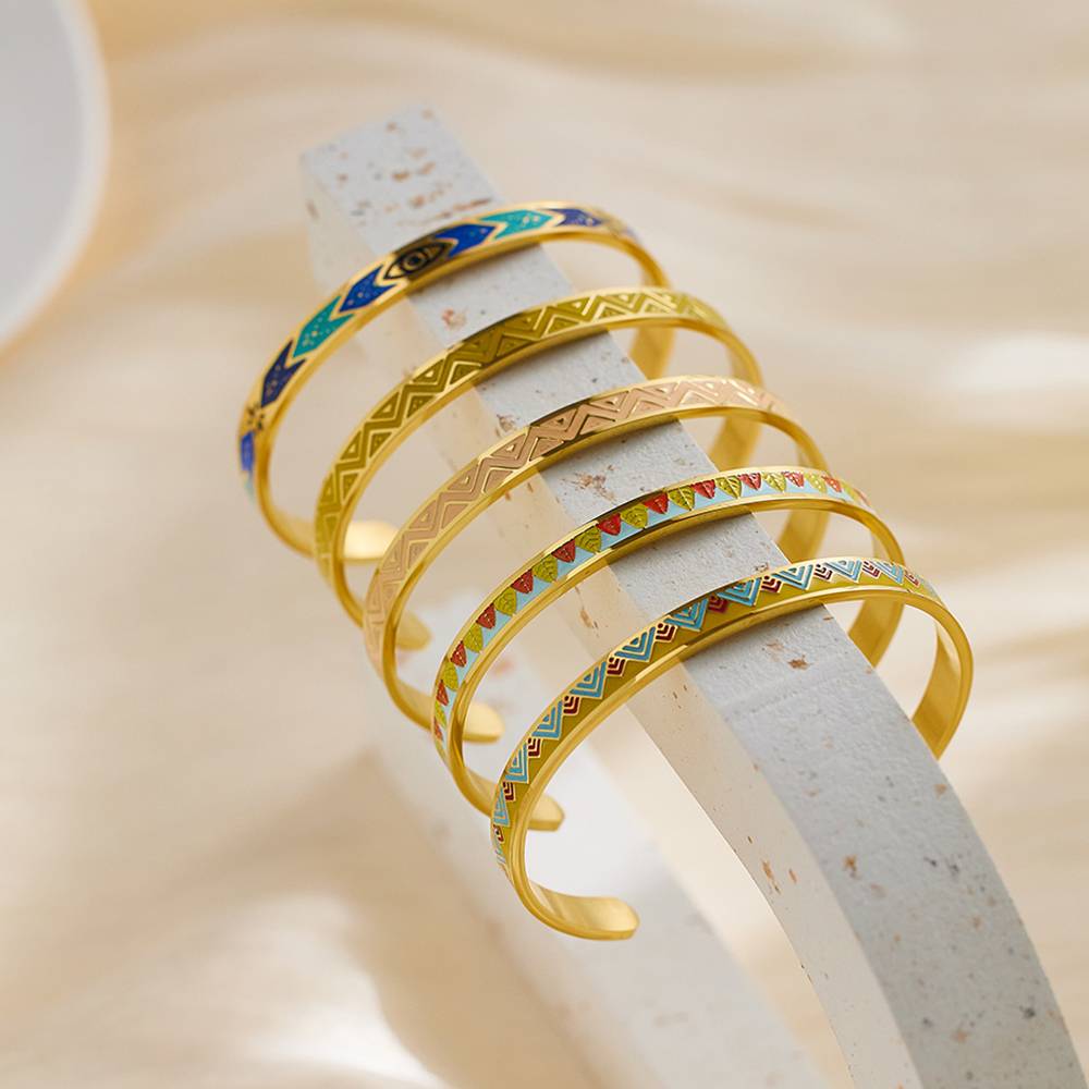 Offenes Armband aus emailliertem Edelstahl: eine Verschmelzung von moderner Robustheit und Eleganz