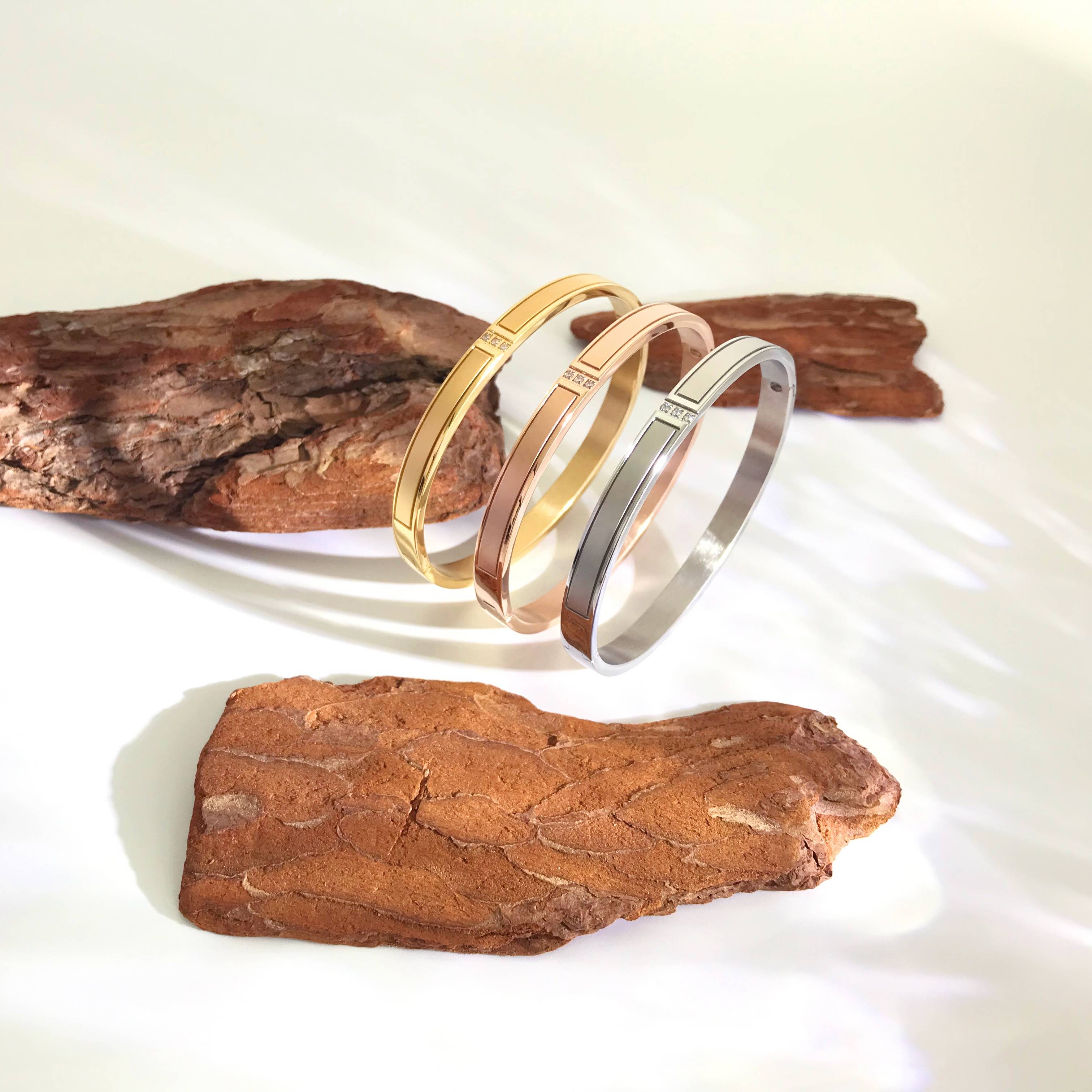 Eleganz und Modernität bei Armbändern: Eine Auswahl der neuesten minimalistischen Armbänder